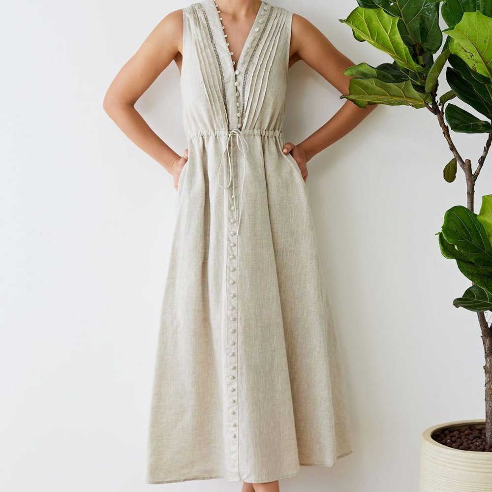 Chicwish - V-NECK BUTTONED SLEEVELESS DRESS IN LINEN - medium